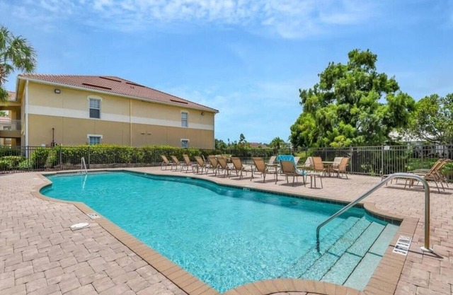 Cozy condo 20 mins from the beach/jet tub/pools