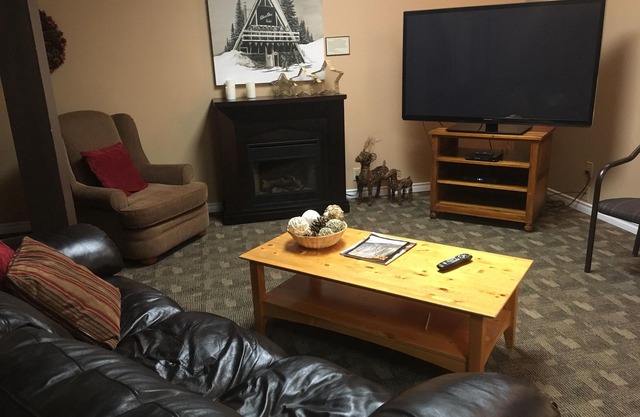 Cozy Condo in Slope side Pinnacles - Private Hot Tub - Pet Friendly!
