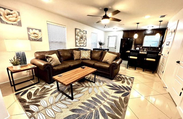 Cozy Condo close to airport and shopping