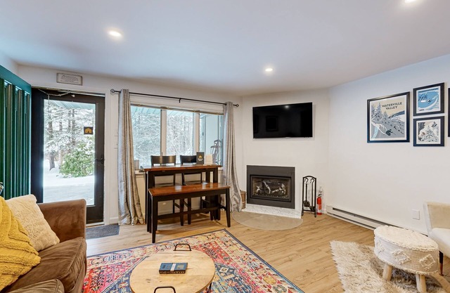 Cozy condo near town square & slopes w/gas fireplace, pool/deck-Dog Friendly