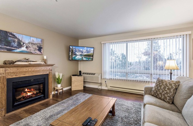 Cozy condo w/fireplace, close to GNP - Marina Cay Retreat