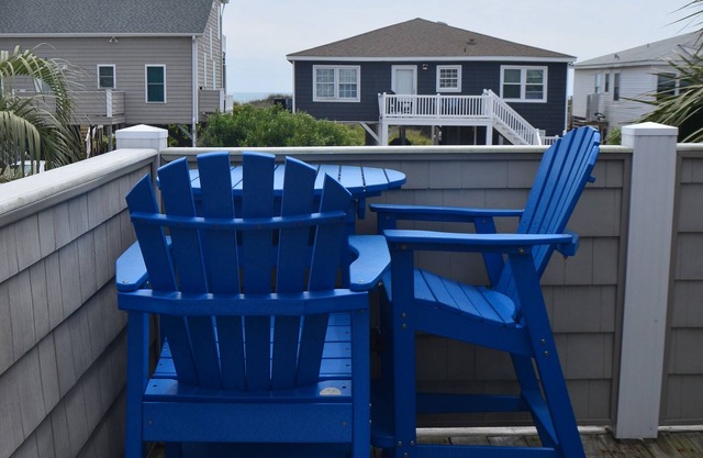 Cozy condo with ocean view, private beach access, 3 pools and tennis courts
