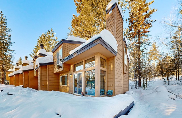Cozy Condo with Deck, Wood Fireplace - Easy Access to Golf and the Slopes