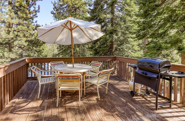 Cozy Condo with WiFi, Pool & Hot Tub - Near the Huntington Lake Marina