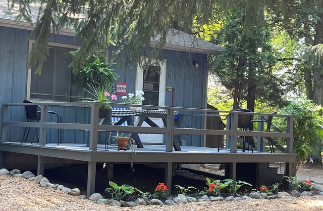 Cozy Cottage #6B at Beautiful Platte Lake Resort