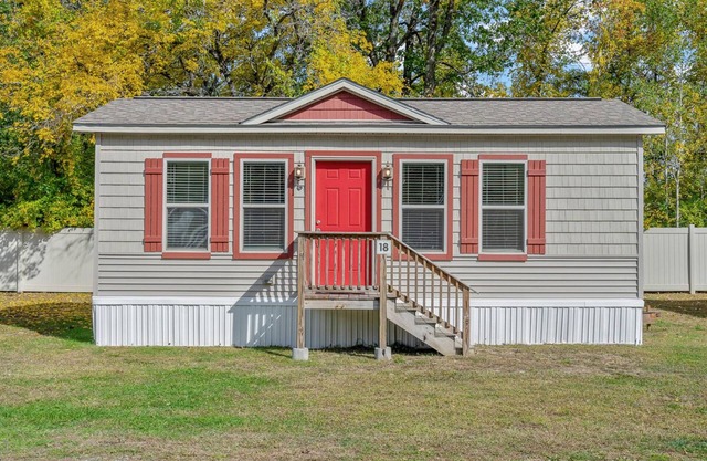 Cozy Cottage at Lake George Campsites!