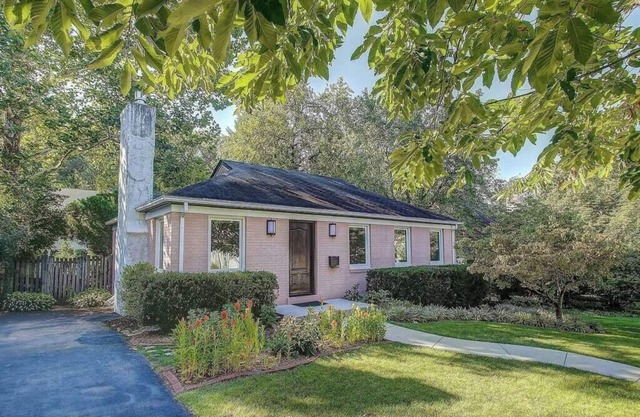 Cozy Cottage by the City