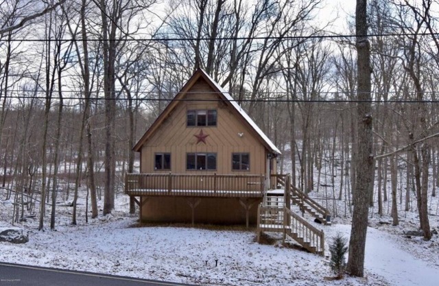 Cozy cottage! Convenient Saw Creek Estates, Sleeps 10!