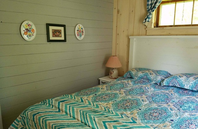 Cozy Cottage, Dog Friendly, Natural Wood, Full Kitchen, Sleeps 4, Close to Beach