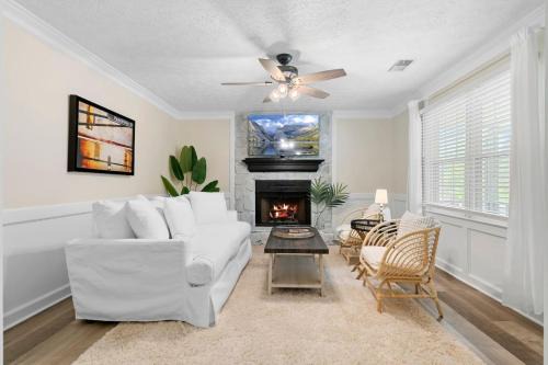 Cozy Cottage for 6 Pet Fenced