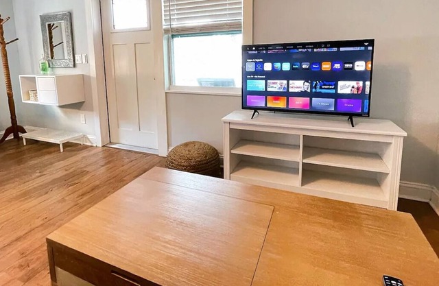 Cozy Cottage in Central St. Pete. Pet Friendly!