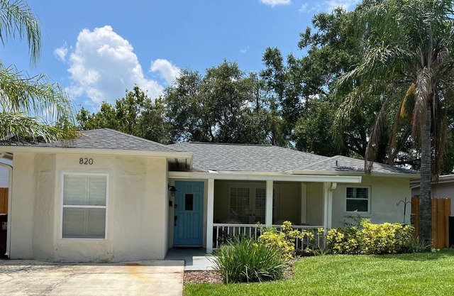 Cozy cottage in the heart of College Park Orlando. Close to DT and theme parks!