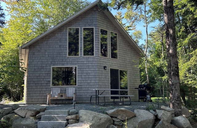 Cozy cottage nestled in the woods with walking distance to town.