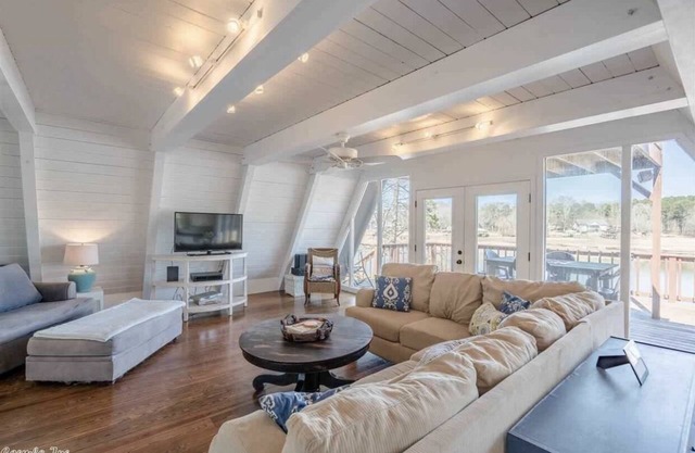 Cozy cottage on Lake Hamilton fabulous place with boat dock swimming dock ￼