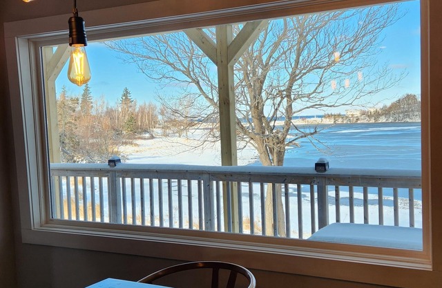 Cozy Cottage right on Chance Harbour