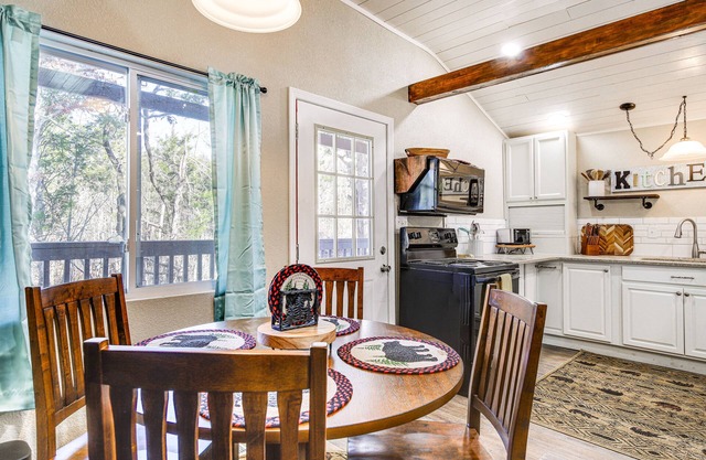 Cozy Cottage w/Pool Btwn Knoxville & Pigeon Forge