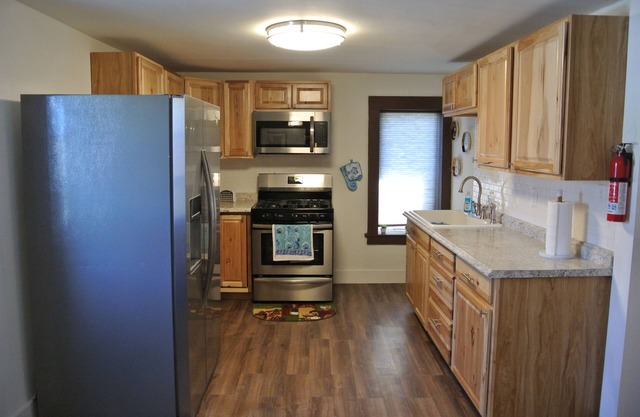 Cozy cottage with lakeviews, steps from Waverly Inn.