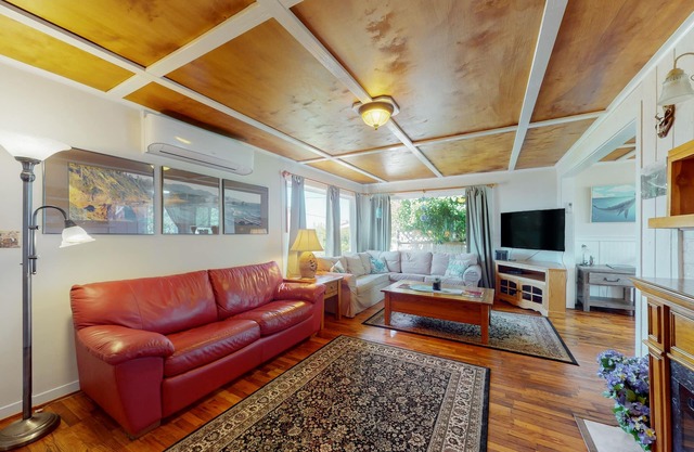 Cozy cottage with ocean views, walking distance from town