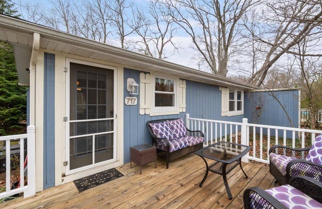 "Cozy Cottages" Blue Cottage-Hot tub/Town!