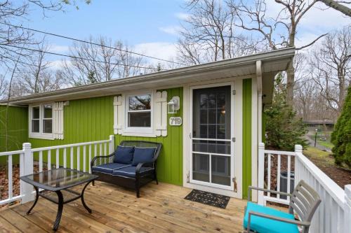 Cozy Cottages Green Cottage Hot tub-Town