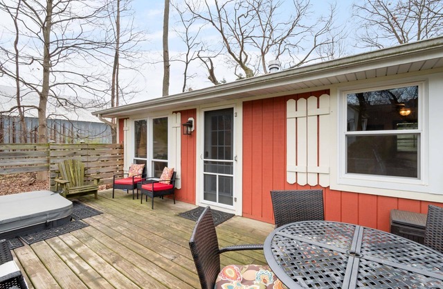 "Cozy Cottages" Red Cottage Hot tub/Town!