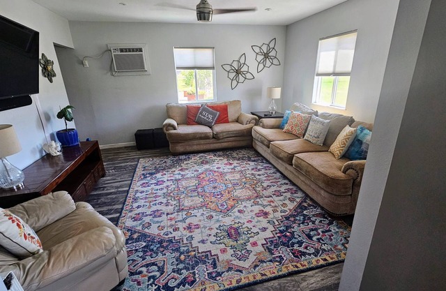 Cozy Country Cottage- a farm experience, yet close to town