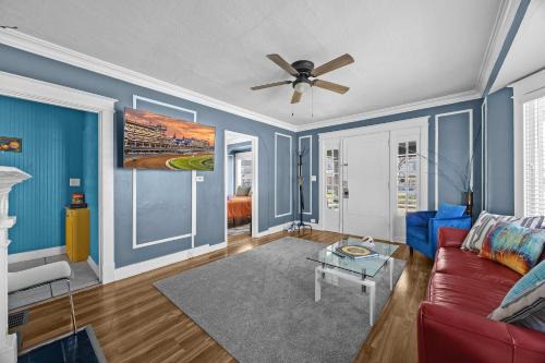 Cozy & Creative Top Unit in Lou's Arts District