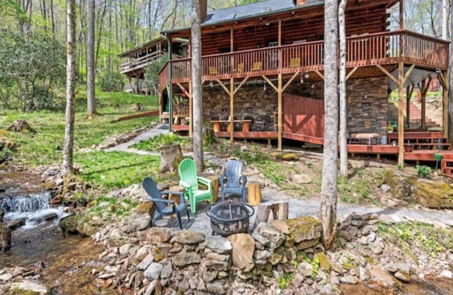 Cozy creek side cabin with fireplace, close to skiing/hiking, and shops.