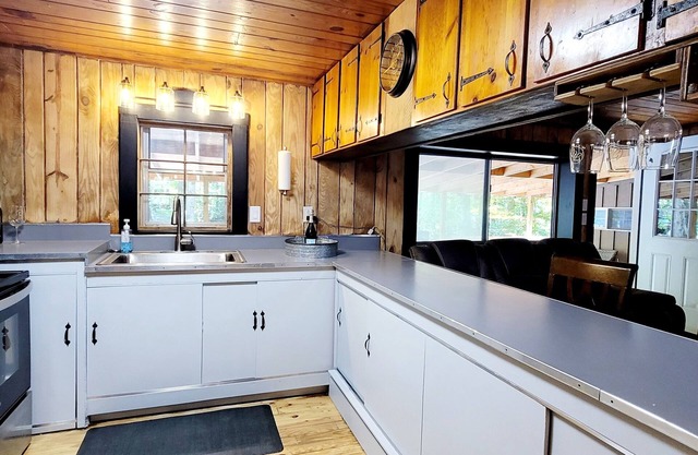 Cozy Creekside Cabin - Mountains, Stream, Sleeps 7, Families Welcome, Large Deck