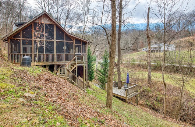 Cozy Creekside Cabin Retreat in Clyde, NC
