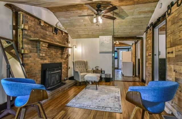 Cozy Creekside Cabin w/sauna and hot tub!