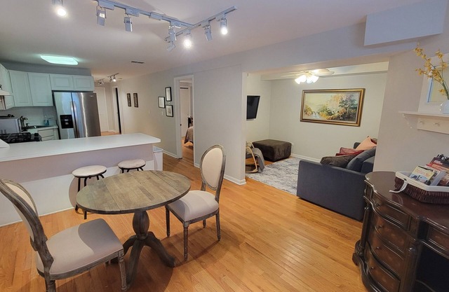 Cozy Depaul/Wrigley Garden Condo +FREE Parking!
