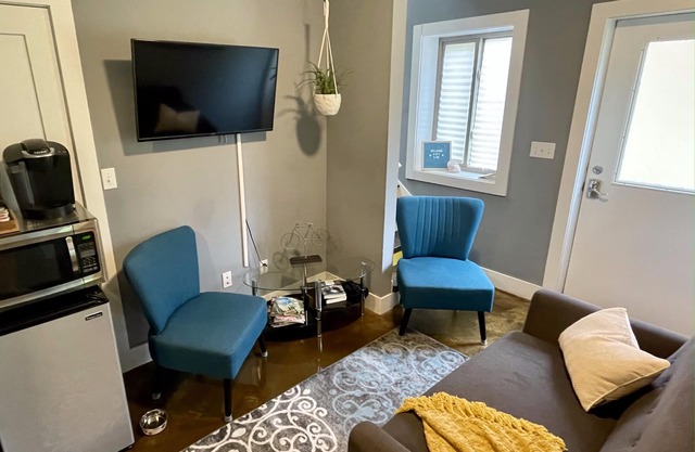 Cozy Downstairs 2 Bedroom Suite in West Asheville