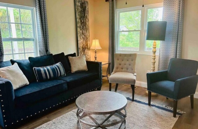 Cozy Downtown Acworth House-near Lakepoint Sports