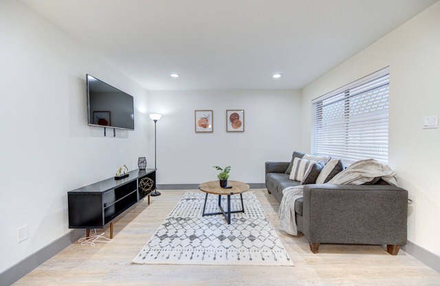Cozy Downtown Apt/Wi-Fi/PetsOK!