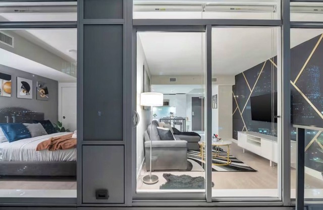 Cozy Downtown Condo with stunning Calgary Tower and city views (with parking)