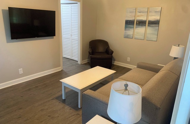Cozy Downtown Retreat Near LakePoint Sports Center