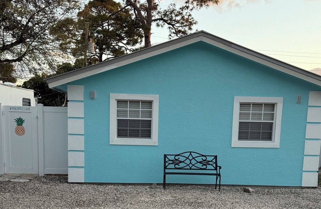 Cozy Downtown Stuart Cottage. Bring your boat 1.3m from ramps beaches & downtown