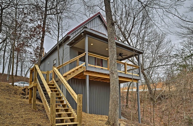 Cozy East Bernstadt Cabin w/Porch + Fishing Lake!