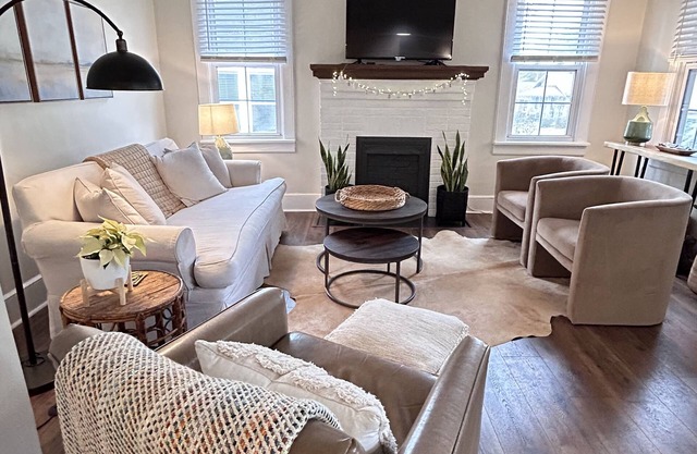Cozy Elmwood bungalow in quiet neighborhood close to USC, hospitals & downtown