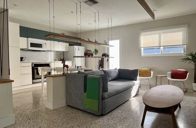 Cozy entire house in excellent location , close Brickell , Coconut Grove