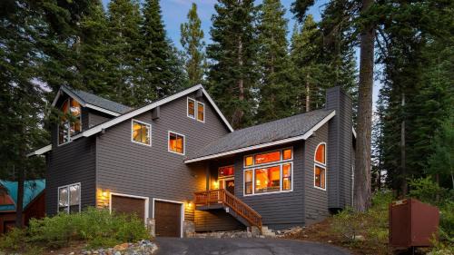 Cozy Escape w Hot Tub Deck & Access to Tahoe Donner & Skiing Alpenglow Chalet by AvantStay