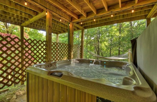 Cozy Escapes: Hot Tub, Fire Pit & Fireplace Retreat - Buffalo Ridge