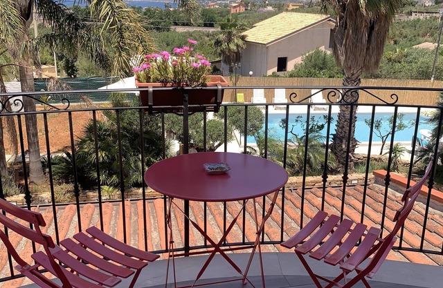 Cozy facility with pool - 5 minutes from the beach!