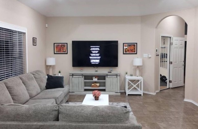 Cozy/Family Friendly 3 BR House