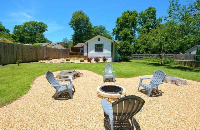 Cozy Family-Friendly home w/spacious backyard & firepit