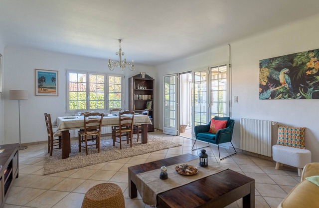 Cozy Family Home in Parentis-en-Born: 3BR, WiFi, Large Garden, Near Beach & Lake