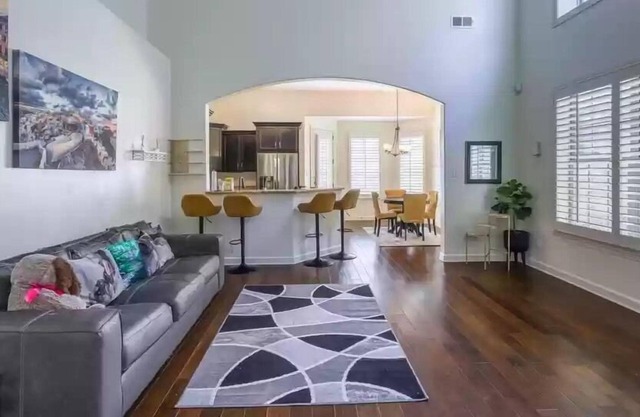 Cozy Family size Home with Whirlpool tub/Gated Estate, 1 minute from Shelby Park