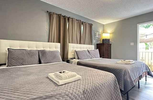 Cozy Family Studio at Sheridan Guesthouse with Pool
