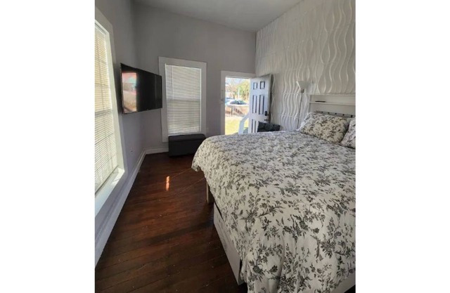 Cozy Farm Style Apt. Conveniently Located Downtown